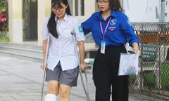 Nữ sinh đang bó bột chống nạng đi thi vào 10 bật khóc vì chưa kịp hoàn thành bài làm như mong muốn