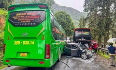 Hiện trường vụ ô tô con bị xe khách kéo lê, biến dạng sau tai nạn ở Lào Cai