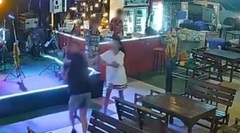 Con gái bị sa thải, mẹ gọi người tới nhà hàng hành hung nhân viên mới gây phẫn nộ