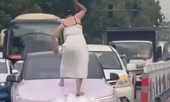 Clip: Người phụ nữ cầm gậy đập phá hàng loạt ô tô gây náo loạn trên phố