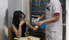 Sơn móng tay quá dày, người phụ nữ gặp tai nạn khó tin