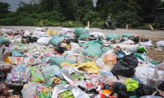 Lại xuất hiện núi bánh kẹo bị đổ bỏ bừa bãi ở Hà Nội, lãnh đạo địa phương nói gì?