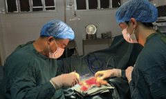 Điện thoại nổ tung, tay người đàn ông ở Điện Biên dập nát vì thói quen vừa sạc vừa dùng