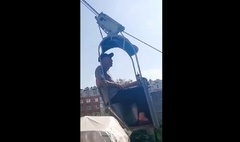 Cụ ông 72 tuổi tự  "chế " cáp treo lên nhà vì ngại leo 5 tầng lầu