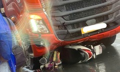 Clip: Camera hành trình ghi lại khoảnh khắc xe máy  "đấu đầu " container ở Hậu Giang, 3 mẹ con tử vong thương tâm