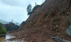 Ảnh hướng của hoàn lưu bão số 1: Sạt lở đường ở Huế, chia cắt ở Quảng Trị