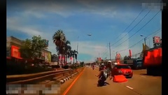 Clip: Mảng nhựa  "bay " khỏi xe tải,  "hạ gục " người đàn ông đi xe máy