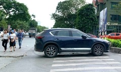 Có được quay đầu xe, lùi xe ở phần đường dành cho người đi bộ