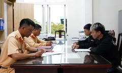 Con “làm xiếc” với xe máy trên đường, bố bị công an mời làm việc