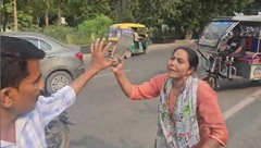 Clip:  "Đốt " hết tiền để nuôi nhân tình, chồng bị vợ rút dép  "dạy dỗ " ngay giữa phố