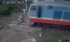 Vụ 2 vợ chồng bị tàu hỏa tông tử vong ở Phú Yên: Camera ghi lại khoảnh khắc cuối cùng, khiến ai cũng đau xót