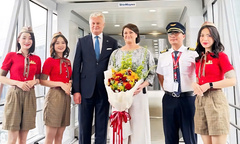 Tổng thống Litva đến Hà Nội trên chuyên cơ Vietjet