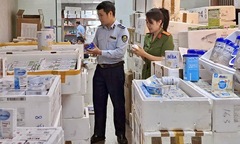 Hà Nội: Phát hiện một kho hàng chứa mỹ phẩm, sữa,...nhập lậu tại phố Bạch Mai