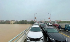 Người dân vùng  "rốn lũ " Quảng Bình đưa ô tô, xe máy lên các cây cầu tránh ngập