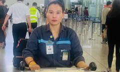 Khách ngoại quốc bỏ quên bọc tiền ở sây bay Nội Bài