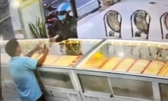 Clip: Kẻ cướp giật tiệm vàng ở Cà Mau ngã xe khi tẩu thoát