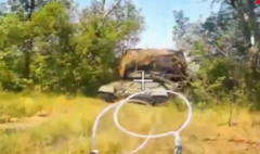 Clip:  "Chim sắt cảm tử " Nga xuất kích thiêu rụi  "Vua chiến trường " T-72 của Ukraine 