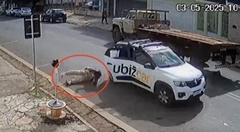 Clip: Taxi đang chạy, khách nữ bật cửa nhảy thoát thân vì muốn  "bùng " tiền