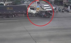 Clip: Xe đầu kéo đâm trúng xe buýt, nhiều học sinh bị rơi xuống đường