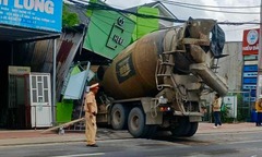 Hiện trường vụ xe bồn trộn bê tông lao vào tiệm làm tóc ở  TP.HCM