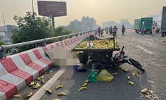 Hiện trường vụ xe lôi tự chế va xe thư báo, người bán trái cây tử vong thương tâm 