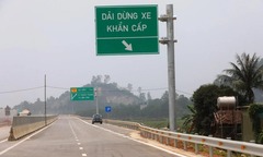Ô tô vượt xe bằng làn khẩn cấp trên đường cao tốc bị phạt bao nhiêu?