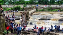 Hiện trường hỗn loạn vụ sập cầu ở Ấn Độ, nhiều người thiệt mạng và bị nước cuốn trôi