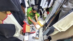 Tạm giữ 4,4 tấn quần áo, giày không rõ nguồn gốc trong shop thời trang ở Long An