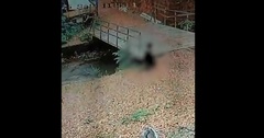 Clip: Khoảnh khắc bé gái 2 tuổi tử vong thương tâm do ngã xuống mương nước
