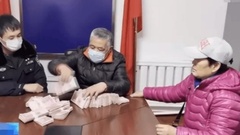 Đi bộ cùng mẹ về nhà, bé trai nhặt được chiếc túi vải cũ rách chứa 941 triệu đồng tiền mặt