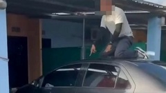 Clip: Chồng nhảy lên nóc ô tô bắt quả tang vợ ngoại tình