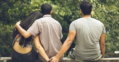 Phát hiện bị  "cắm sừng ", chồng quyết định tổ chức luôn đám cưới cho vợ và tình địch