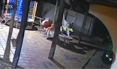 Con trai 2 tuổi nhặt được súng trên bàn, vô tình bắn mẹ tử vong, bố bị điều tra vì tội ngộ sát ở Brazil