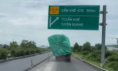 Clip: Xe tải nổ lốp, chở hàng  "như sắp đổ " vẫn phóng vèo vèo trên cao tốc Nội Bài - Lào Cai