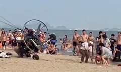 Clip: Dù lượn gắn động cơ húc vào du khách trên bãi biển Hạ Long 