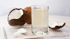 Người sỏi thận có nên uống nước dừa?