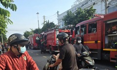 TP.HCM: Trung tâm tiệc cưới bốc cháy dữ dội sau tiếng nổ lớn