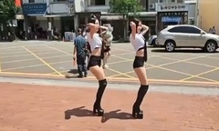 Clip: Con trai tốt nghiệp cấp 2, mẹ thuê vũ công múa sexy trước cổng trường 