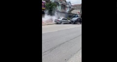 Clip: Tài xế Xpander dùng xe mình chặn Mercedes mất lái, cứu người bất tỉnh