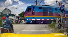 Vụ người đàn ông đi xe máy bị tàu hỏa tông tử vong: Camera ghi lại khoảnh khắc cuối thương tâm