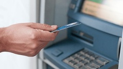 Ra ngân hàng gửi tiền mặt vào thẻ ATM có bị mất phí không?