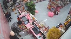 Danh tính 2 đối tượng dùng dao uy hiếp, cướp tiền trong cửa hàng ở Bình Phước