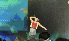  "Fan cuồng” cố lao lên sân khấu, G-Dragon phản ứng ra sao mà khiến người hâm mộ nể phục?