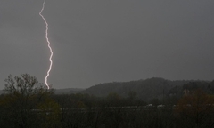 Bị sét đánh trúng lúc tắm hồ sau ngày  "siêu nắng nóng ", 18 người phải nhập viện ở Mỹ