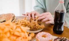 Ăn uống vô độ để trả thù  "tình cũ ", cô gái 21 tuổi khiến bác sĩ  "tá hỏa " vì suýt vỡ dạ dày