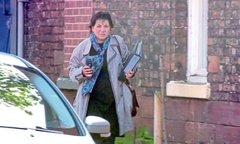 Nữ giúp việc tự tạo bằng cấp giả, hành nghề bác sĩ tâm thần suốt 20 năm  "gây chấn động " ở Anh