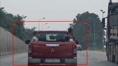 Xác minh, xử lý tài xế chở 6 trẻ em ngồi thùng xe bán tải chạy trên đại lộ Thăng Long