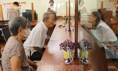 Cặp đôi U90 nắm tay nhau đi đăng ký kết hôn ngày đầu vận hành xã, phường mới