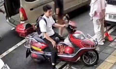Con dao làm bếp từ trên cao rơi xuống suýt trúng người ngồi xe máy: Cảnh sát vào cuộc