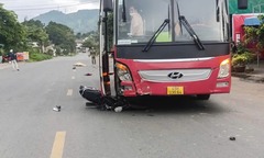 Hiện trường thương tâm vụ tài xế lái ô tô khách lấn đường vượt ẩu, tông 1 học sinh tử vong ở Lâm Đồng